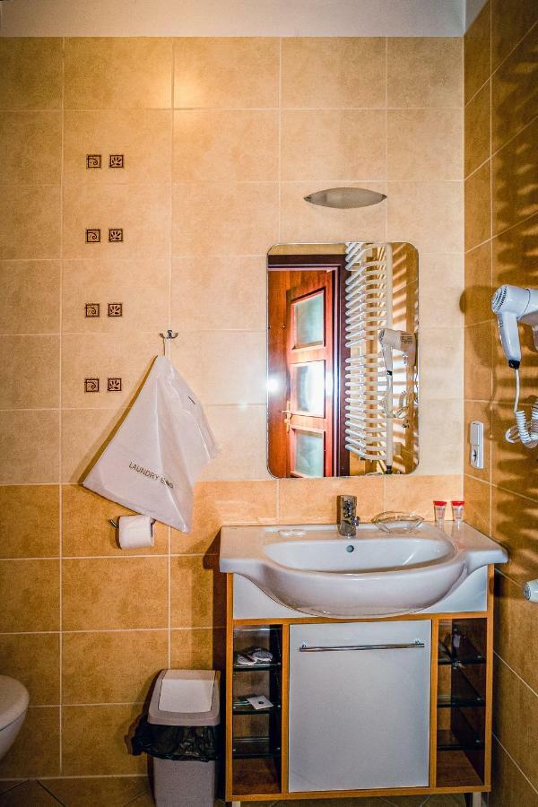 Hotel Helladaキェルツェ エクステリア 写真