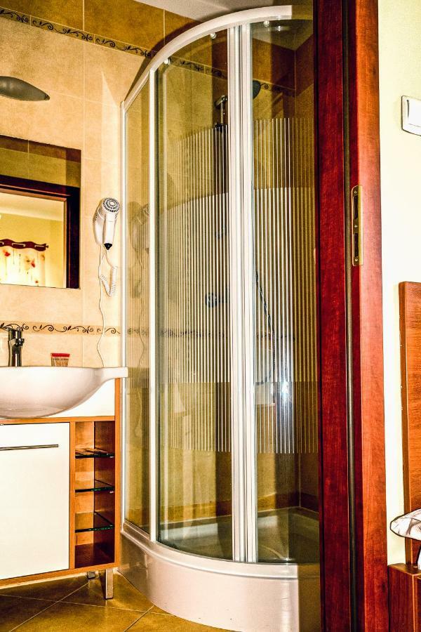 Hotel Helladaキェルツェ エクステリア 写真