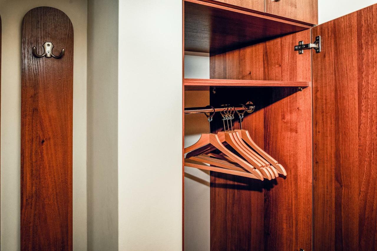 Hotel Helladaキェルツェ エクステリア 写真