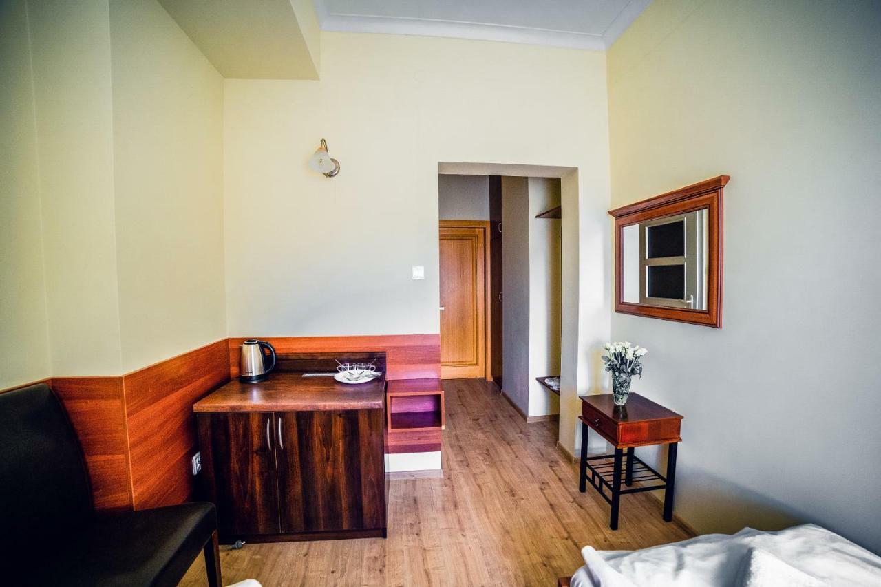 Hotel Helladaキェルツェ エクステリア 写真